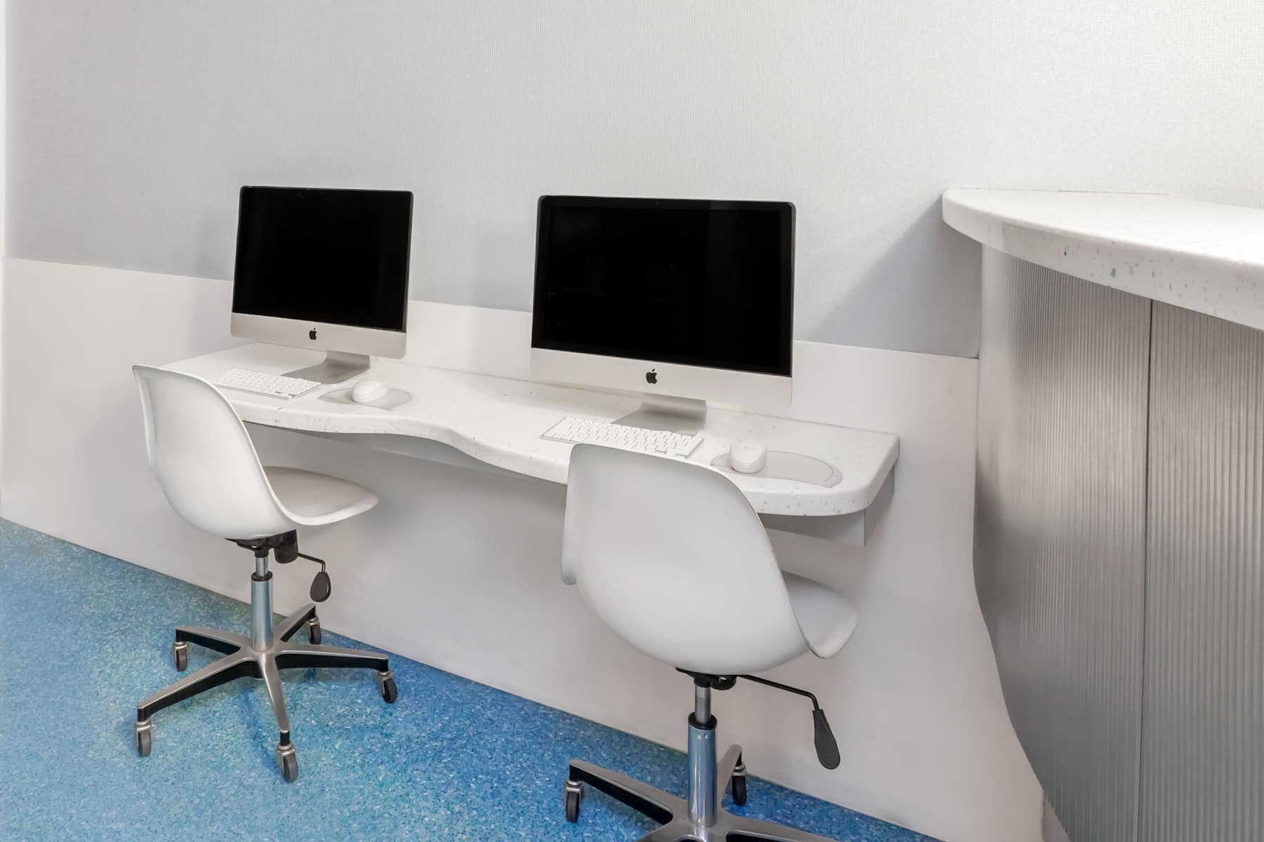 Howard Johnson by Wyndham Anaheim Hotel & Water Playground business center in Anaheim, California